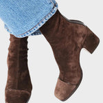 Grimburga – Wildleder-Stiefeletten mit Absatz von Amora Bern