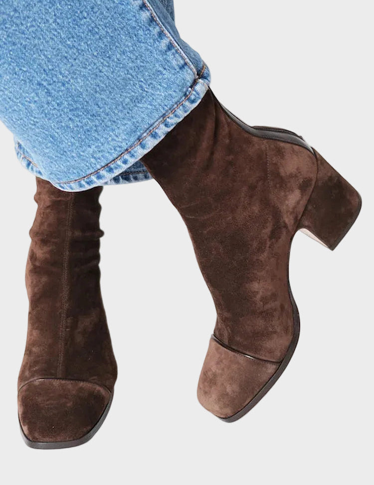 Grimburga – Wildleder-Stiefeletten mit Absatz von Amora Bern