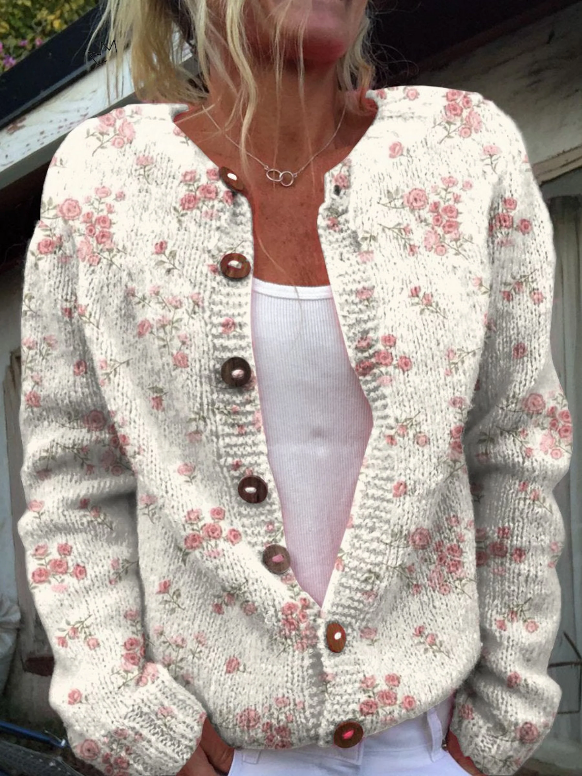 Monika – Cremefarbene Strickjacke mit kleinen Rosen von Amora Bern