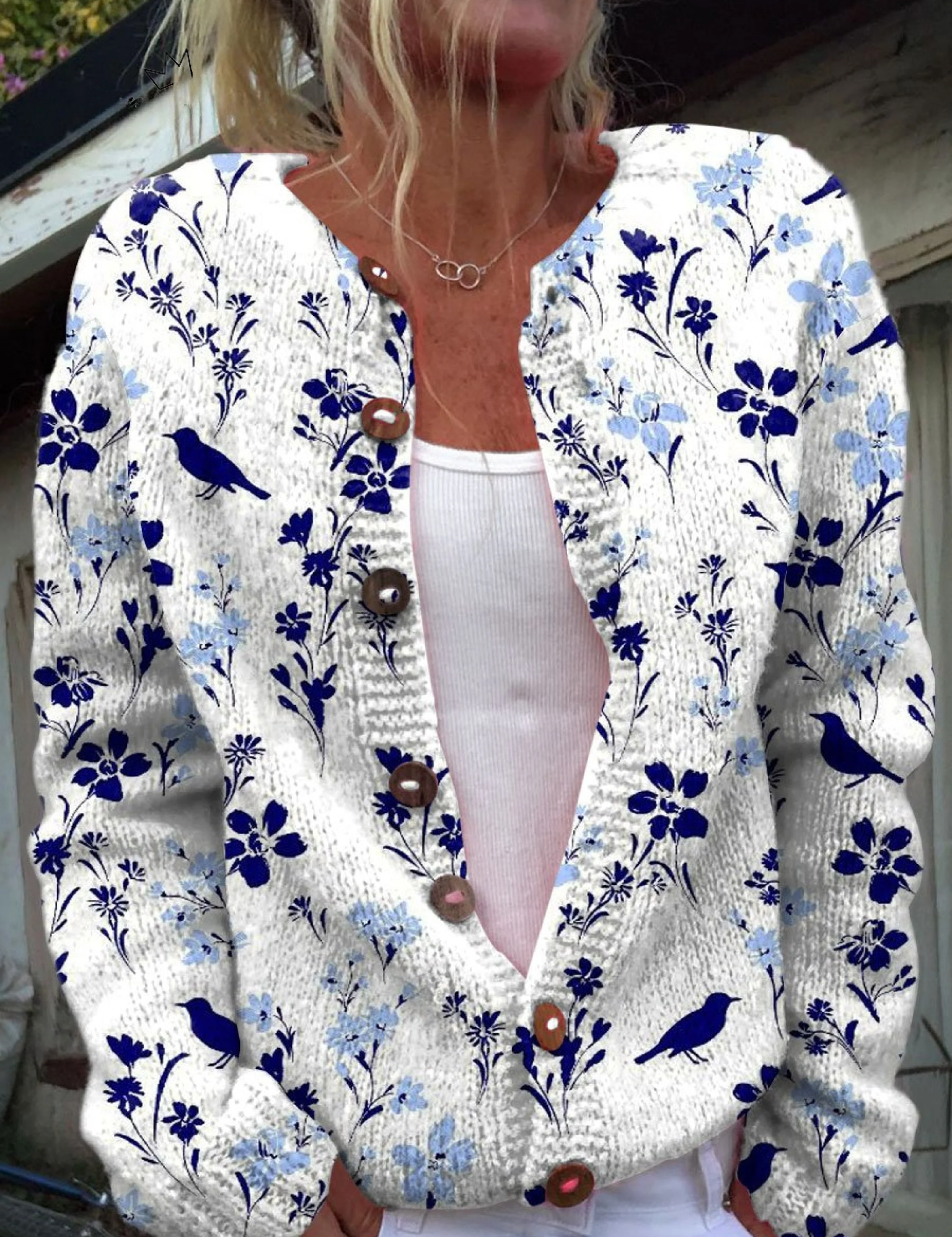 Birgit – Weiss-blaue Strickjacke mit Blumen & Vögeln von Amora Bern