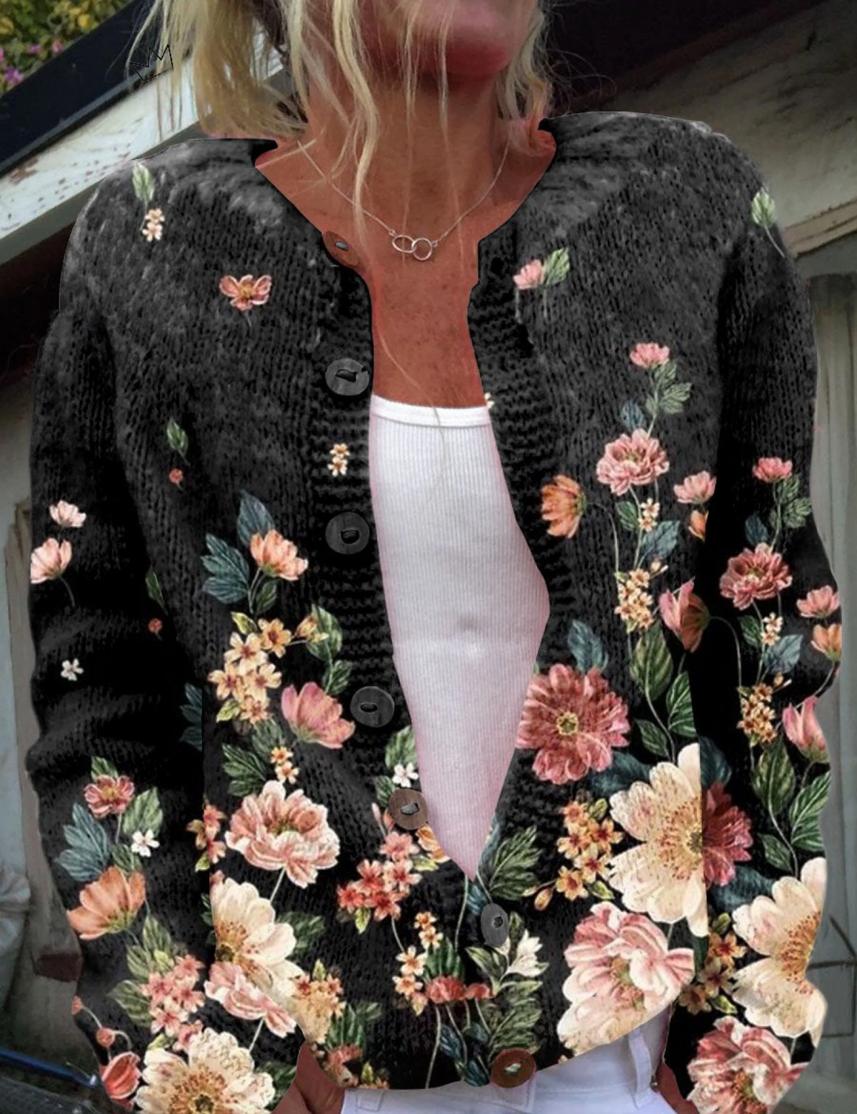 Karin – Schwarze Strickjacke mit Blumenmuster von Amora Bern
