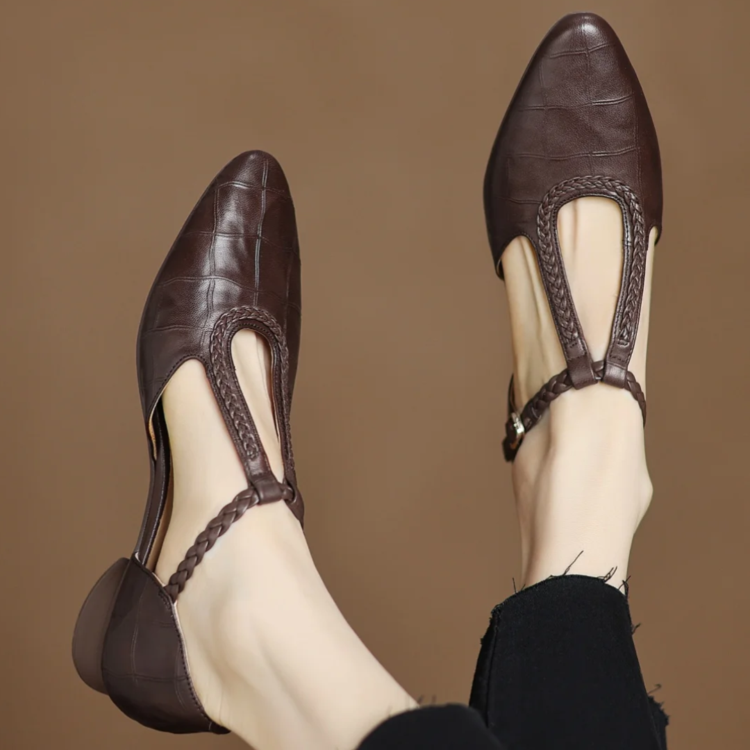 Greta – Klassische Leder-T-Steg-Schuhe mit geflochtenem Detail von Amora Bern, Ansicht 3