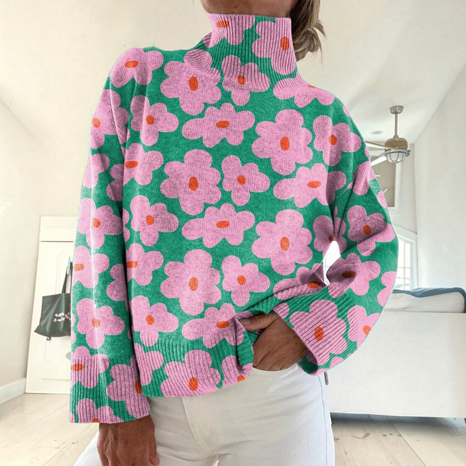 Vreneli – Rosa Rollkragenpullover mit Blumenmuster von Amora Bern