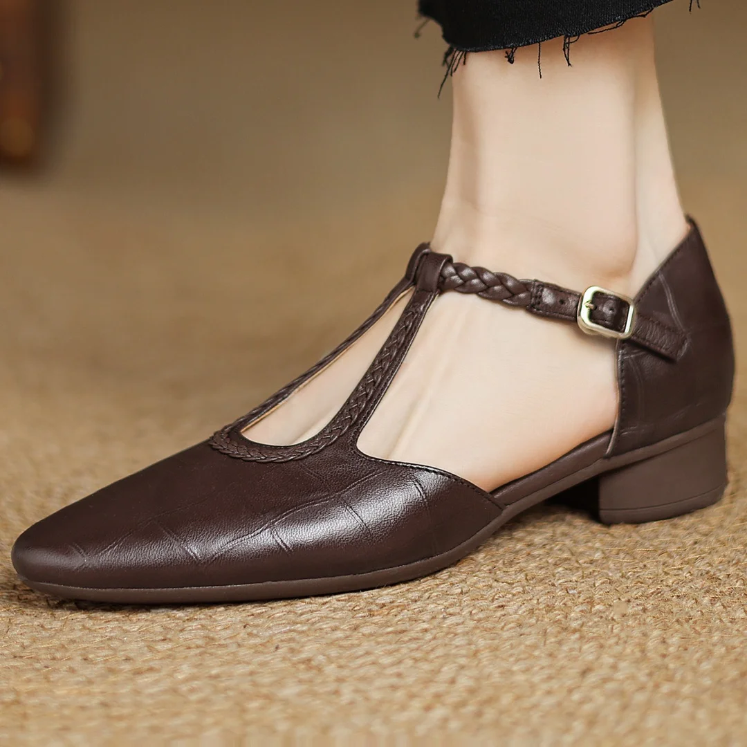 Greta – Klassische Leder-T-Steg-Schuhe mit geflochtenem Detail von Amora Bern