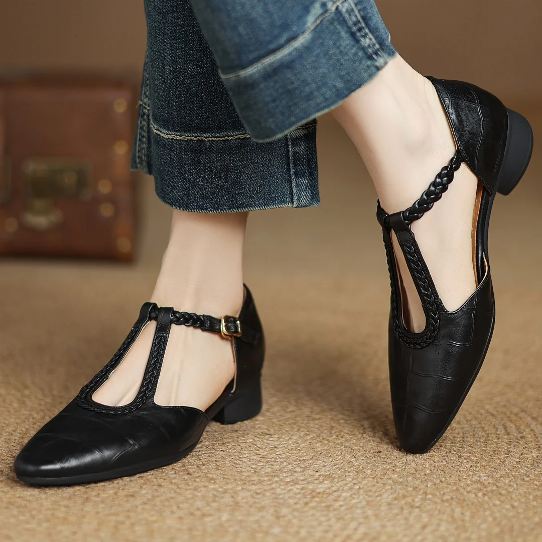 Greta – Klassische Leder-T-Steg-Schuhe mit geflochtenem Detail von Amora Bern, Ansicht 2