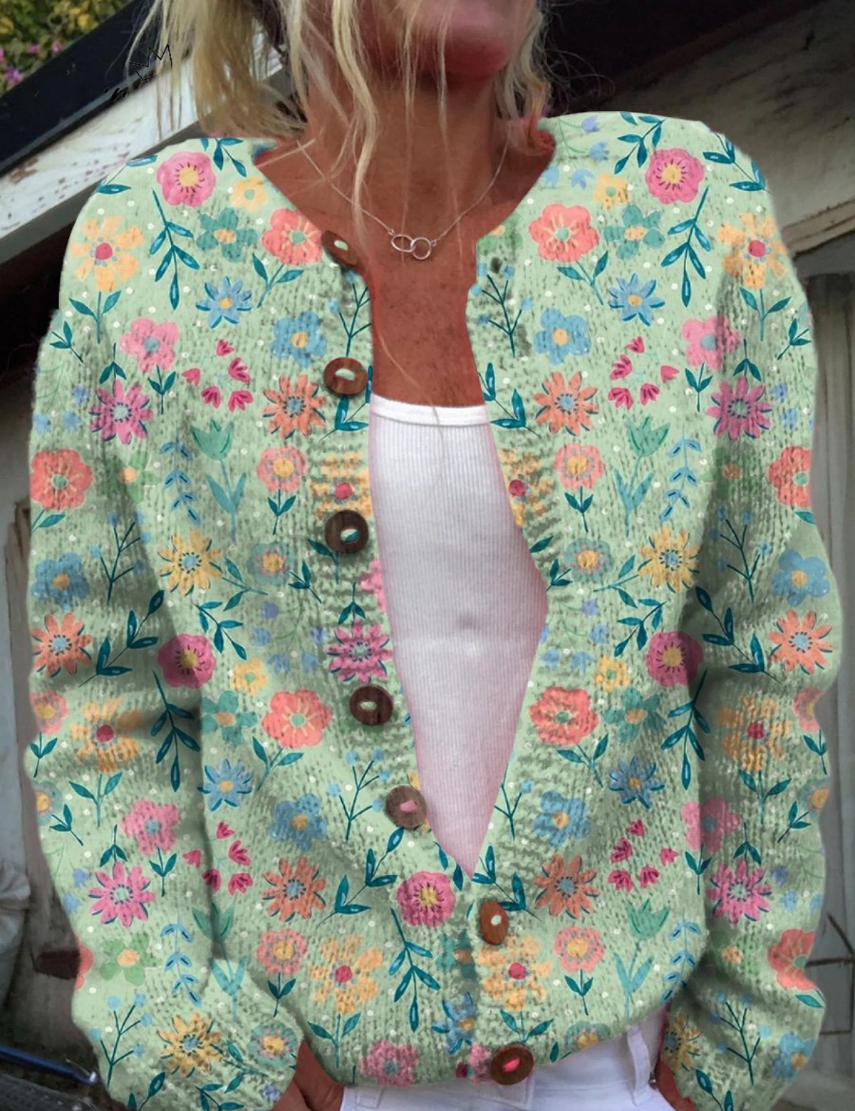 Claudia – Mintgrüne Strickjacke mit bunten Blumen von Amora Bern