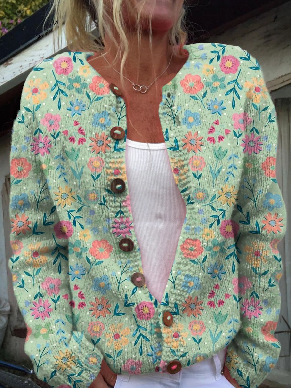 Claudia – Mintgrüne Strickjacke mit bunten Blumen von Amora Bern