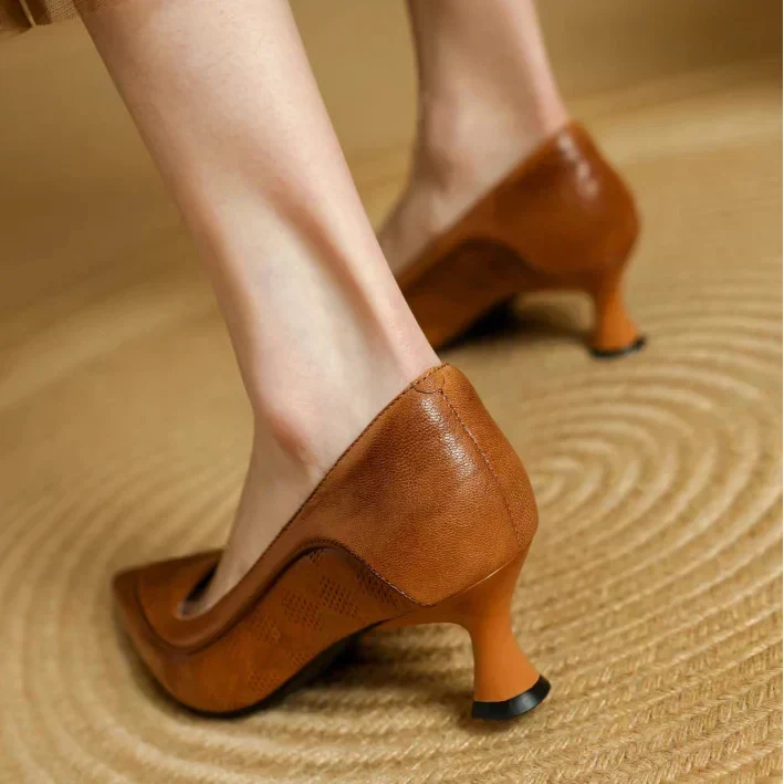 Fridolina – Pumps mit strukturierten Seitenpartien von Amora Bern, Ansicht 3
