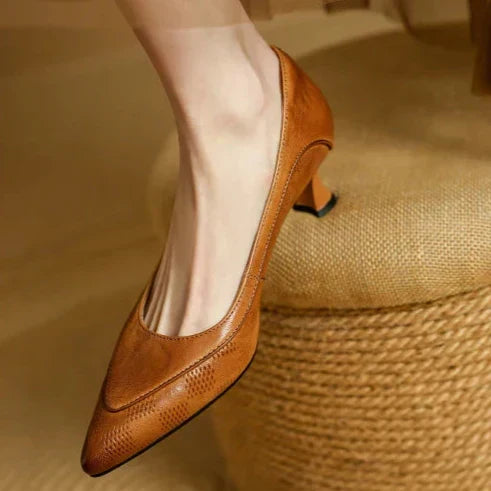 Fridolina – Pumps mit strukturierten Seitenpartien von Amora Bern, Ansicht 4