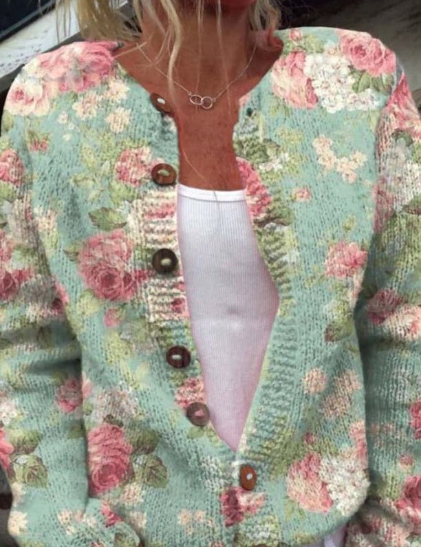 Christa – Salbeigrüne Strickjacke mit Rosenmuster von Amora Bern