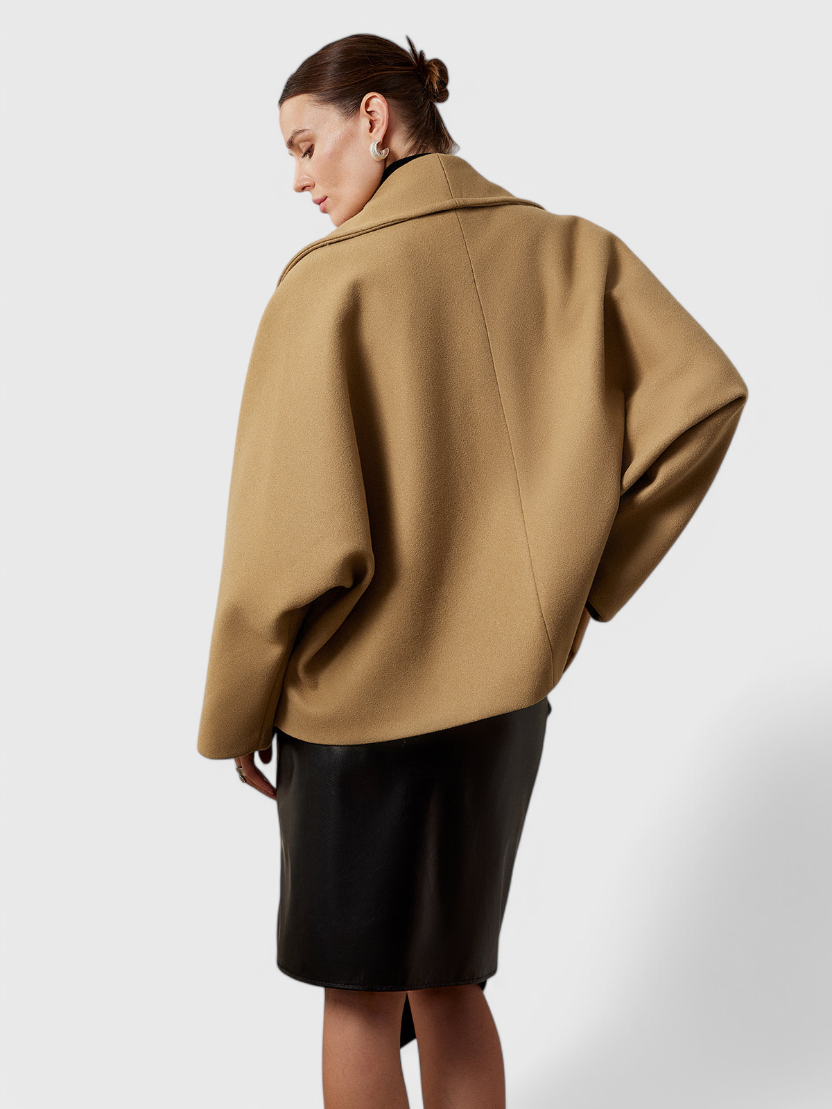 Detlinde – Lockerer Oversize-Mantel mit Schalkragen von Amora Bern, Ansicht 6