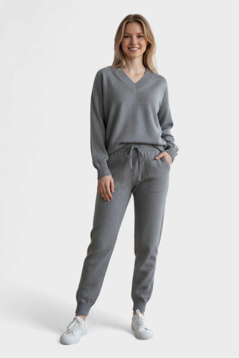 Ehrengard – V-Ausschnitt-Strickpullover & Hose Set von Amora Bern, Ansicht 3