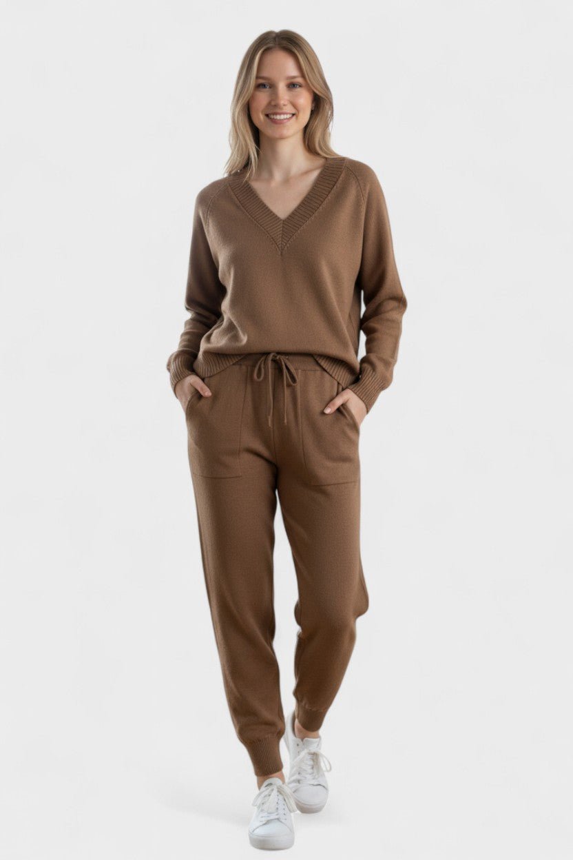 Ehrengard – V-Ausschnitt-Strickpullover & Hose Set von Amora Bern, Ansicht 7