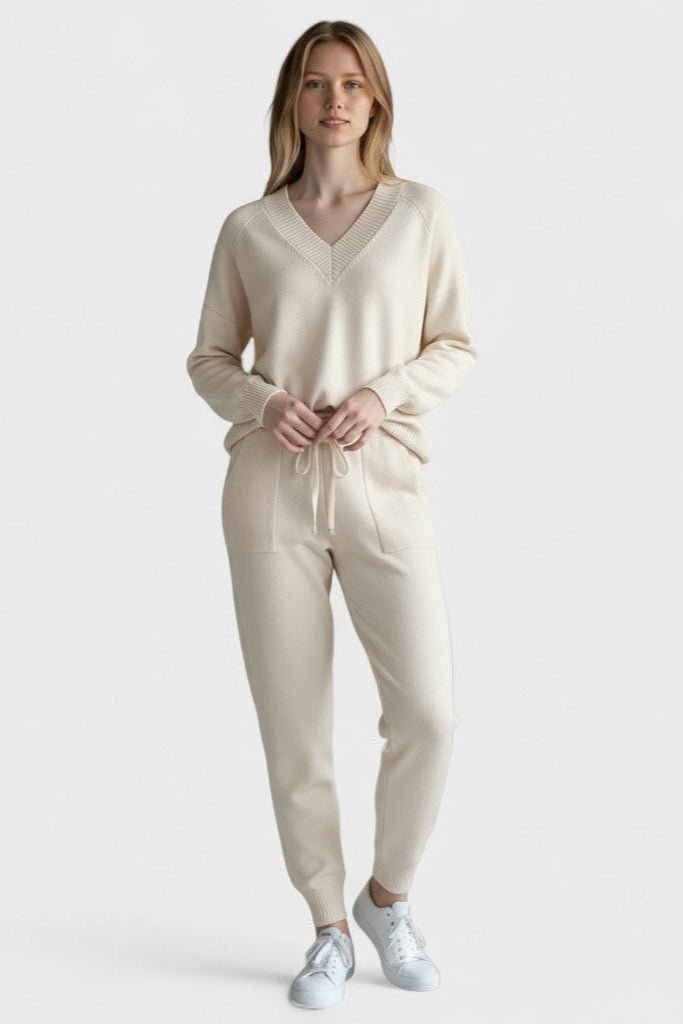 Ehrengard – V-Ausschnitt-Strickpullover & Hose Set von Amora Bern