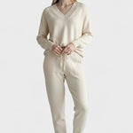 Ehrengard – V-Ausschnitt-Strickpullover & Hose Set von Amora Bern