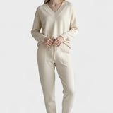Ehrengard – V-Ausschnitt-Strickpullover & Hose Set von Amora Bern