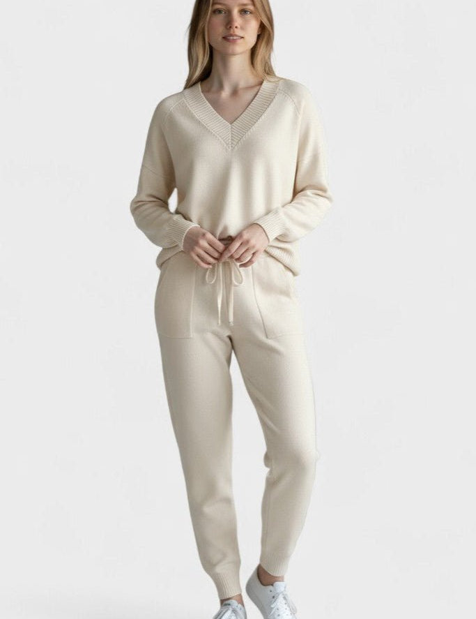 Ehrengard – V-Ausschnitt-Strickpullover & Hose Set von Amora Bern