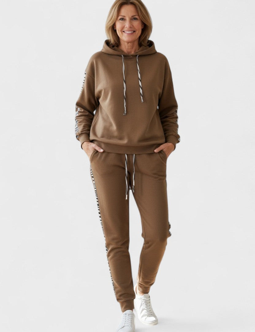 Adelmut – Kapuzenpullover & Jogginghose Set von Amora Bern