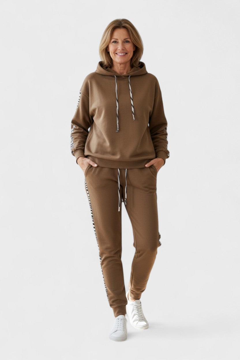 Adelmut – Kapuzenpullover & Jogginghose Set von Amora Bern