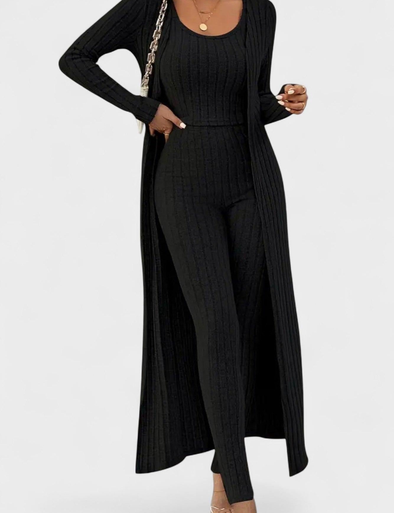 Thiadrun – Gerippter Jumpsuit mit langer Strickjacke von Amora Bern