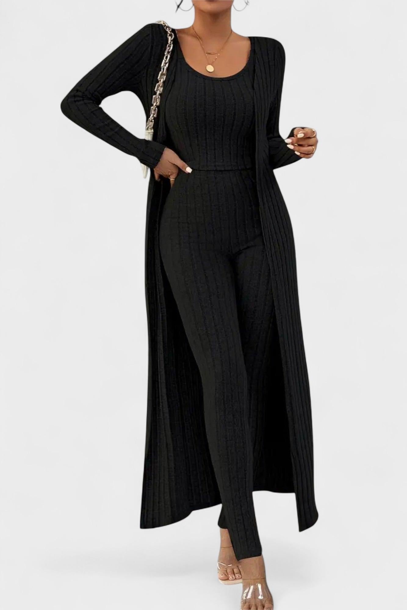 Thiadrun – Gerippter Jumpsuit mit langer Strickjacke von Amora Bern