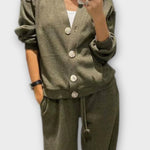 Odalinde – Strickjacke mit Knöpfen & Hose Set von Amora Bern, Ansicht 3