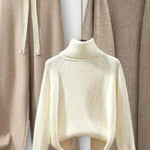 Herlind – Rollkragenpullover, Strickjacke & Hose Set von Amora Bern, Ansicht 2