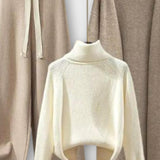 Herlind – Rollkragenpullover, Strickjacke & Hose Set von Amora Bern, Ansicht 2