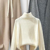 Herlind – Rollkragenpullover, Strickjacke & Hose Set von Amora Bern, Ansicht 3