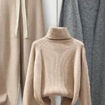 Herlind – Rollkragenpullover, Strickjacke & Hose Set von Amora Bern, Ansicht 4