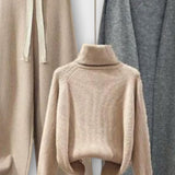Herlind – Rollkragenpullover, Strickjacke & Hose Set von Amora Bern, Ansicht 4