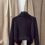 Herlind – Rollkragenpullover, Strickjacke & Hose Set von Amora Bern, Ansicht 5