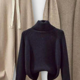Herlind – Rollkragenpullover, Strickjacke & Hose Set von Amora Bern, Ansicht 5