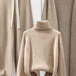 Herlind – Rollkragenpullover, Strickjacke & Hose Set von Amora Bern