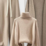 Herlind – Rollkragenpullover, Strickjacke & Hose Set von Amora Bern