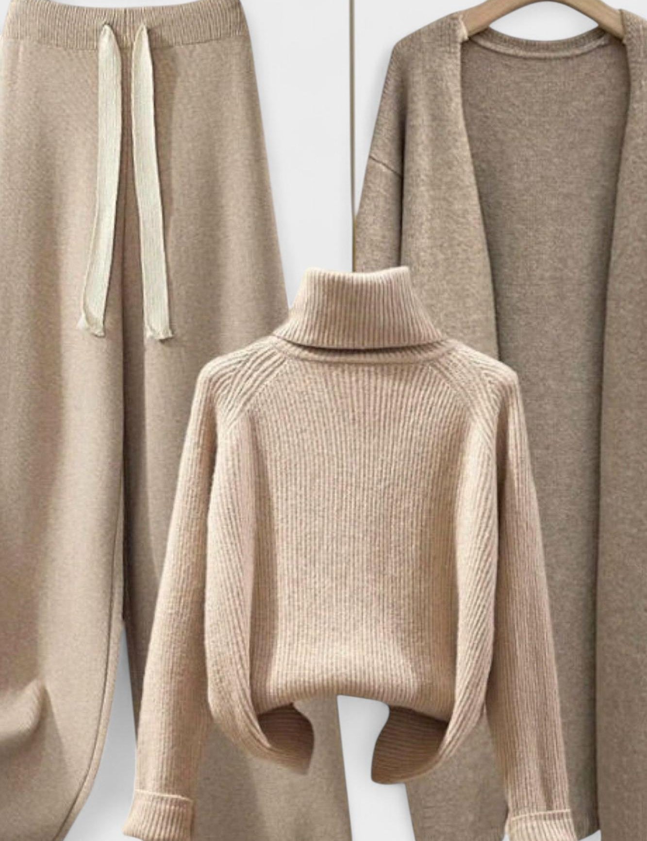 Herlind – Rollkragenpullover, Strickjacke & Hose Set von Amora Bern