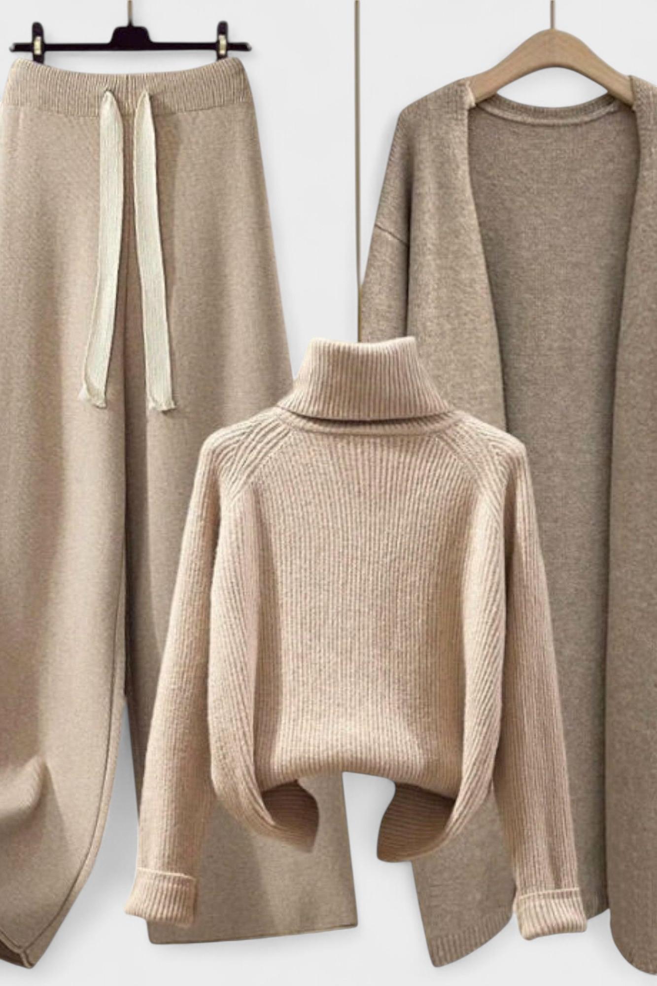 Herlind – Rollkragenpullover, Strickjacke & Hose Set von Amora Bern