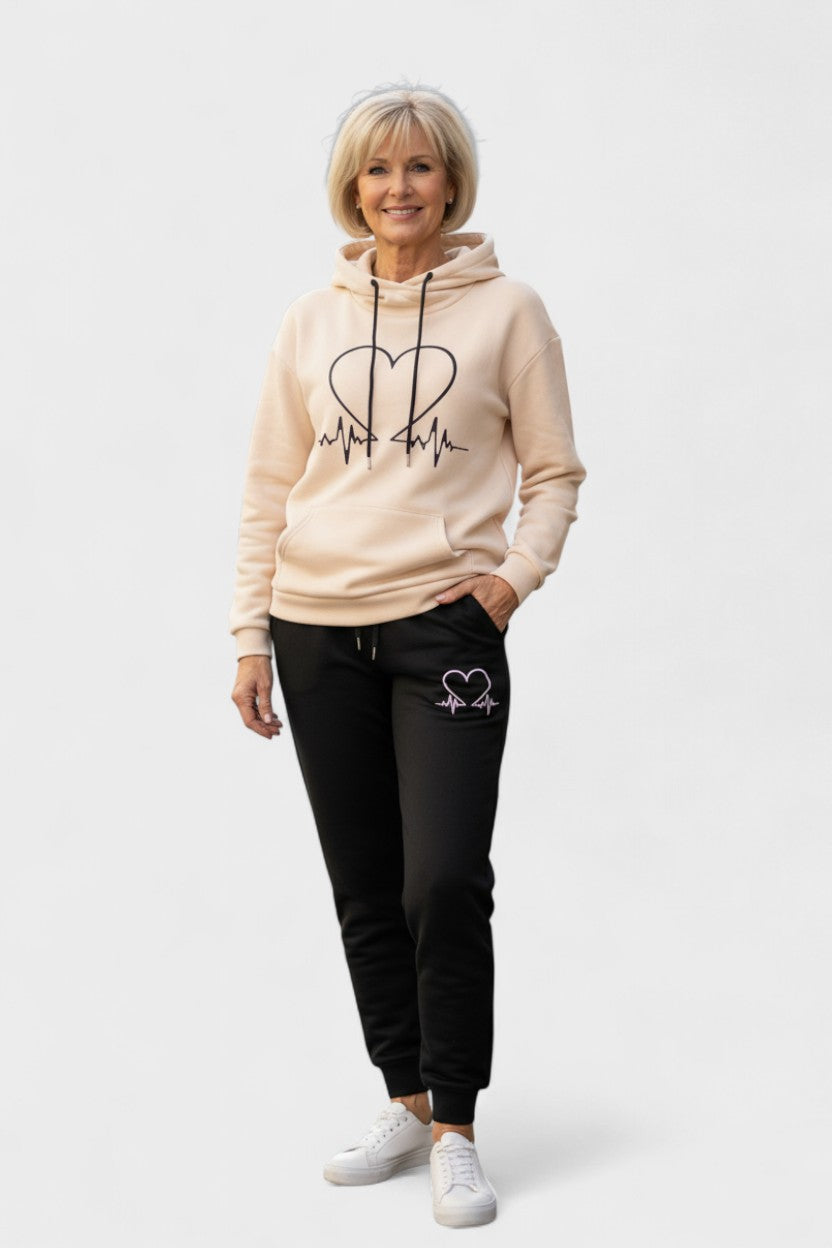 Burgunde – Hoodie mit Herzmotiv & Jogginghose Set von Amora Bern, Ansicht 5