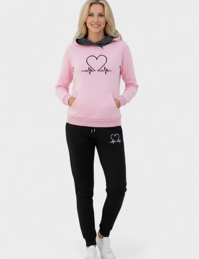Burgunde – Hoodie mit Herzmotiv & Jogginghose Set von Amora Bern