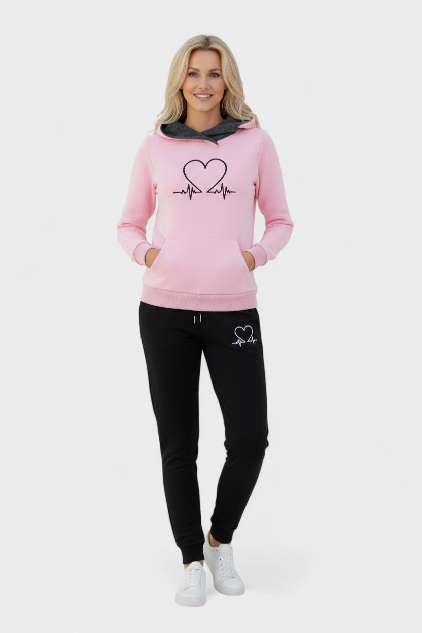 Burgunde – Hoodie mit Herzmotiv & Jogginghose Set von Amora Bern