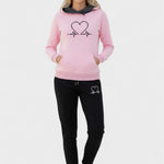 Burgunde – Hoodie mit Herzmotiv & Jogginghose Set von Amora Bern
