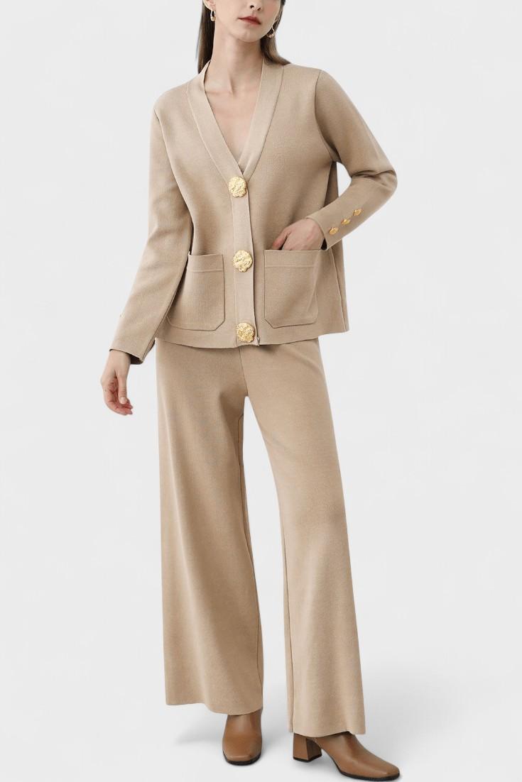 Trudlind – Strickjacke mit Knöpfen & weite Hose Set von Amora Bern