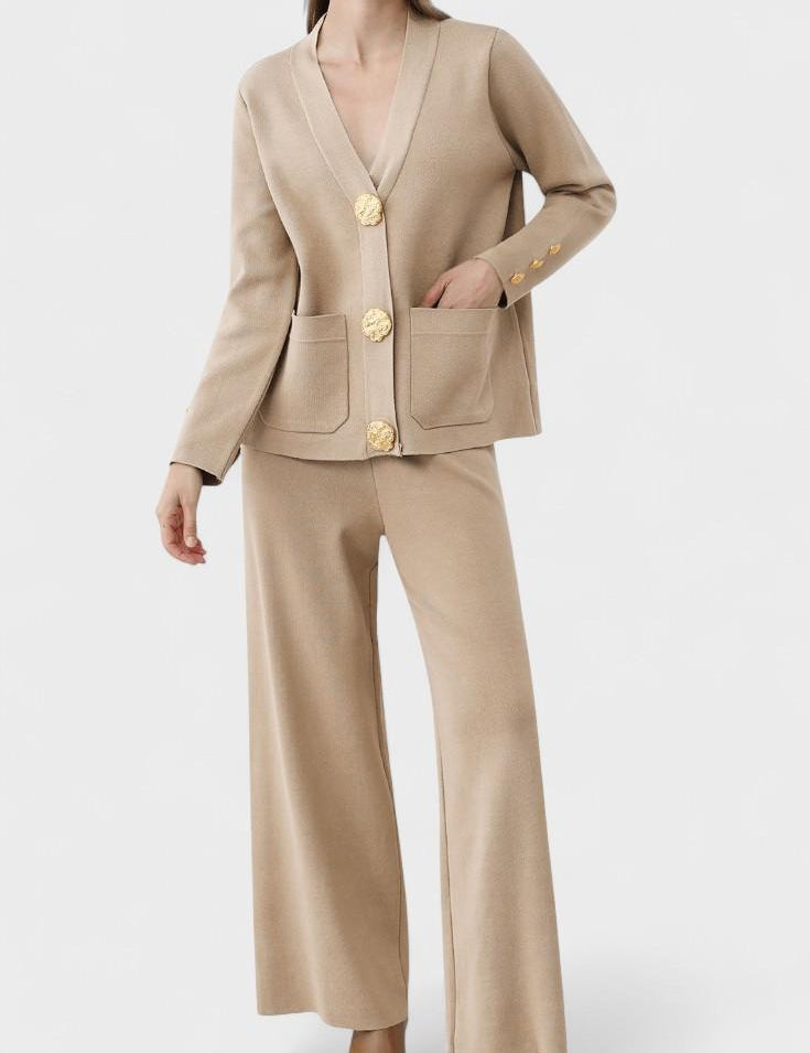 Trudlind – Strickjacke mit Knöpfen & weite Hose Set von Amora Bern