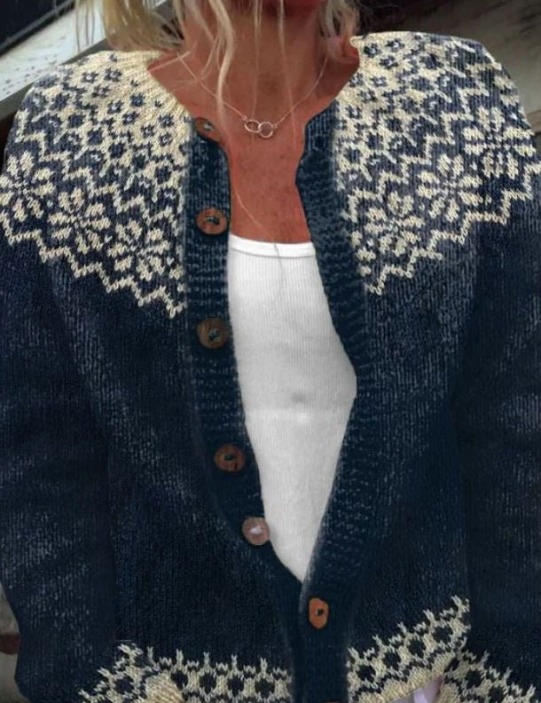 Gisela – Dunkelblaue Strickjacke mit Schneesternmuster von Amora Bern