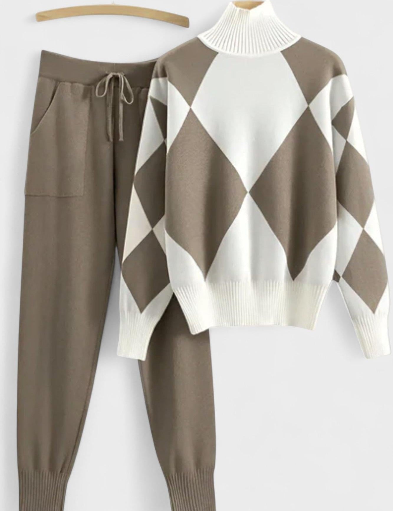 Hartlinde – Argyle-Strickpullover & Hose Set von Amora Bern