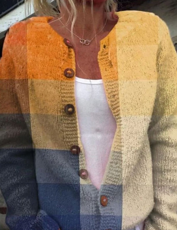 Dagmar – Strickjacke mit Blockmuster in Ocker & Blau von Amora Bern