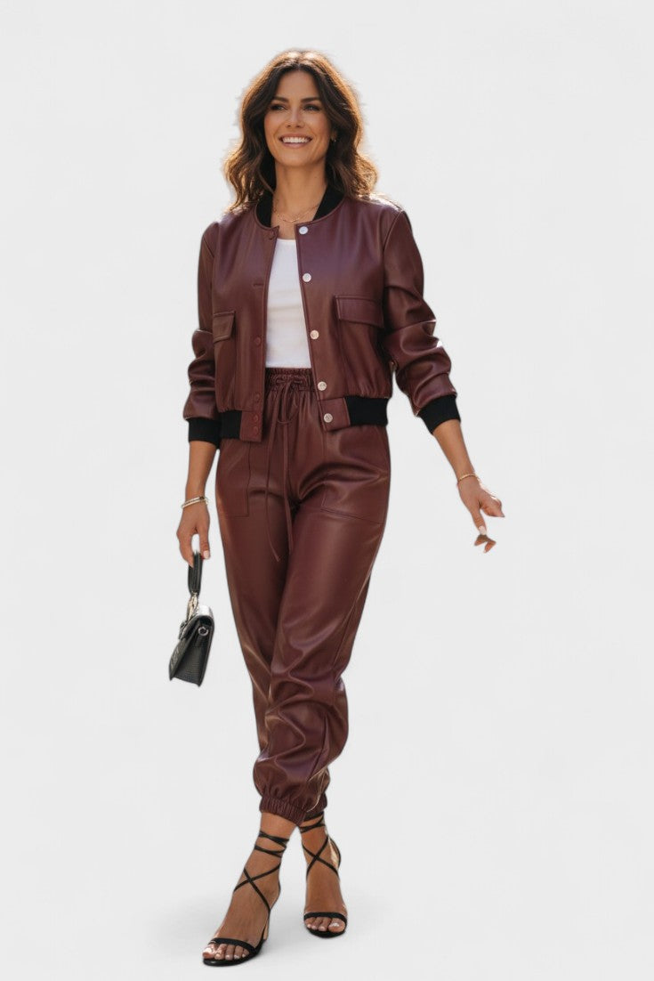 Alruna – Kunstlederjacke & Hose Set von Amora Bern