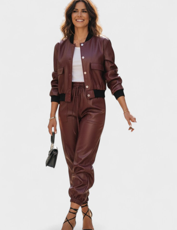Alruna – Kunstlederjacke & Hose Set von Amora Bern