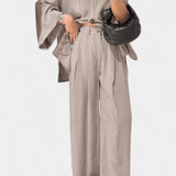 Volkhild – Lockeres Wickeloberteil & weite Hose Set von Amora Bern, Ansicht 10