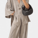 Volkhild – Lockeres Wickeloberteil & weite Hose Set von Amora Bern, Ansicht 4